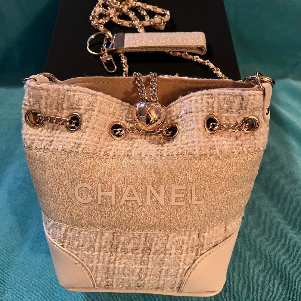 Chanel Cream and Gold Shoulder Bag - Picture 3 of 7